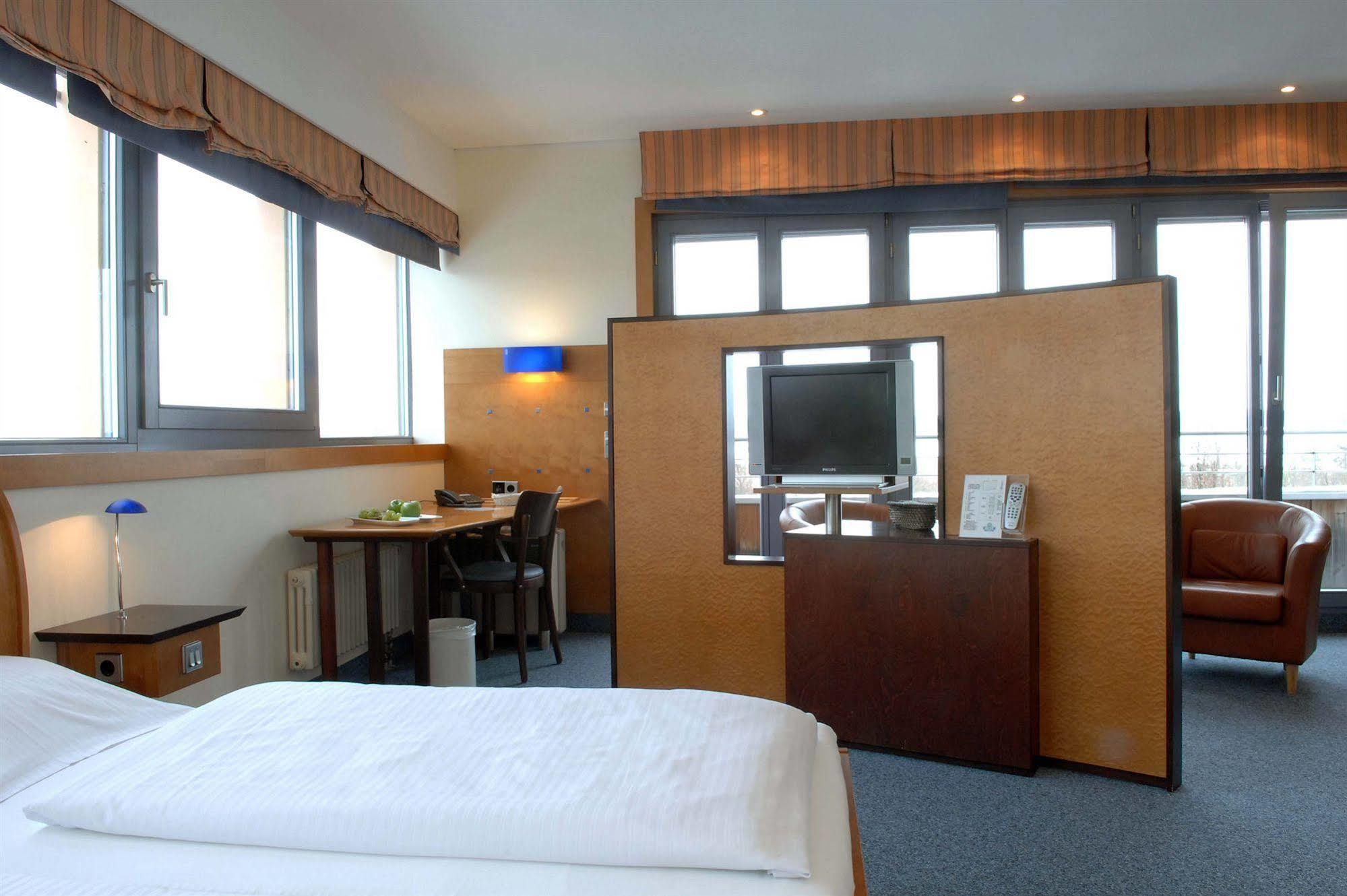 Hotel Leipheim Süd Bagian luar foto